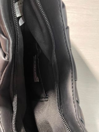 Bolso negro de hombro con asa fruncida