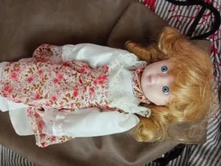 Muñeca de porcelana rubia ojos azules