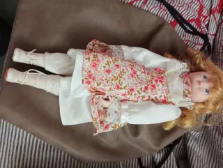 Muñeca de porcelana rubia ojos azules