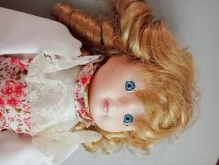Muñeca de porcelana rubia ojos azules