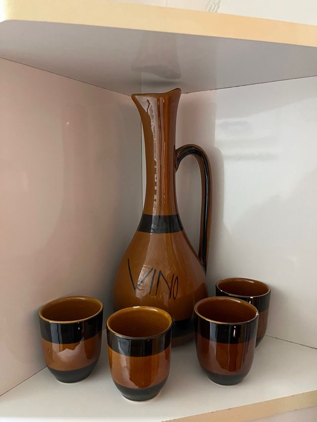 Jarra y 4 vasos de vino de cerámica