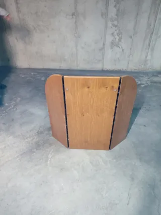 Espejo de madera con marco curvo