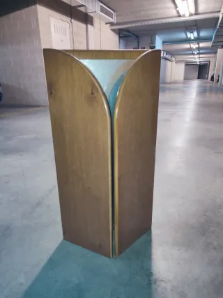 Espejo de madera con marco curvo