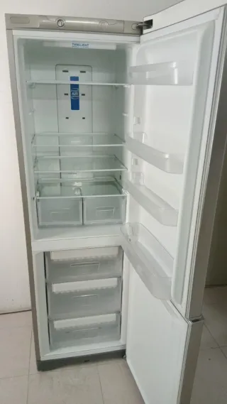 Nevera Indesit plateada