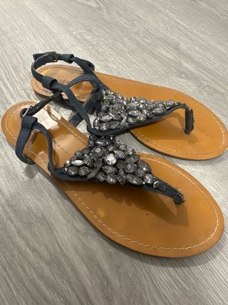 Sandalias adornadas con pedrería
