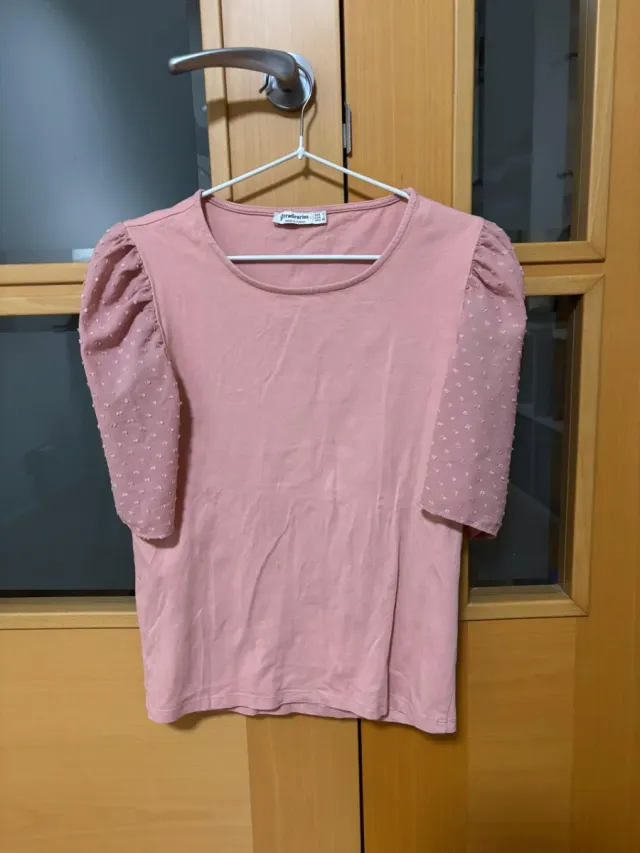 Camiseta Stradivarius rosa manga abullonada T.S