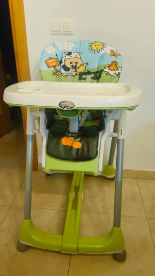 Trona Peg Perego con funda impermeable.