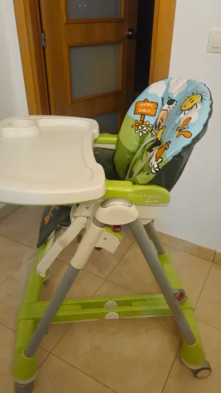 Trona Peg Perego con funda impermeable.