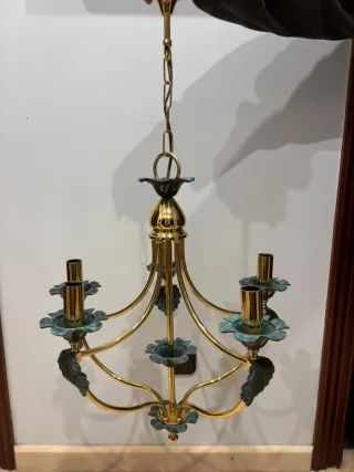 Lámpara de techo dorada con detalles verdes