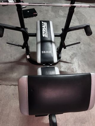 máquina de gimnasio + pesos