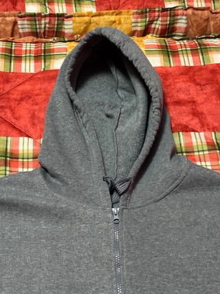 Chaqueta gris con cremallera