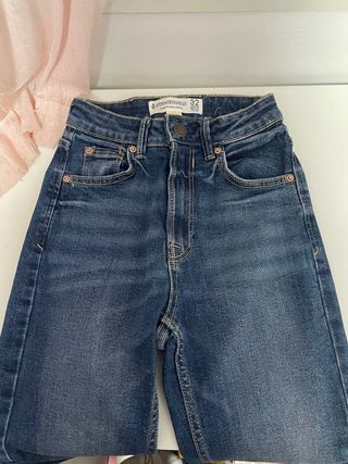 Pantalón vaquero Stradivarius talla 32