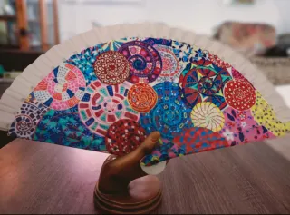 Abanico de plástico y tela. Nuevo