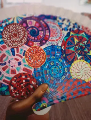 Abanico de plástico y tela. Nuevo