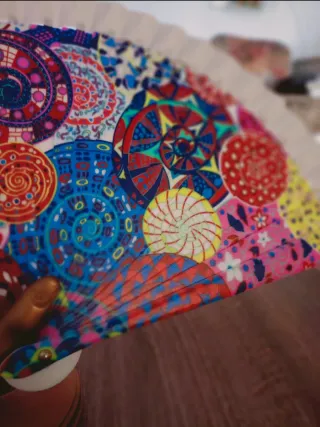 Abanico de plástico y tela. Nuevo