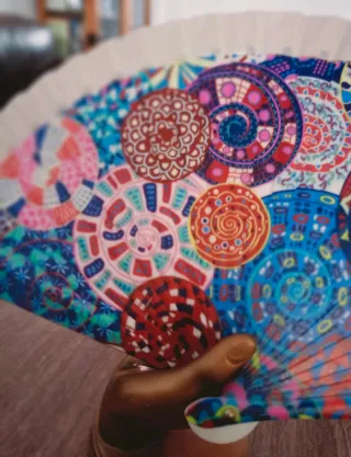 Abanico de plástico y tela. Nuevo