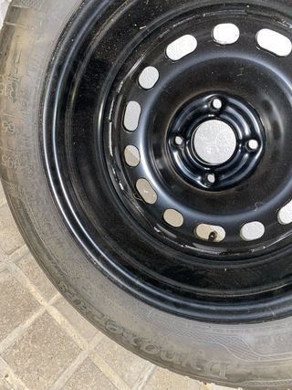 Rueda de repuesto con llanta