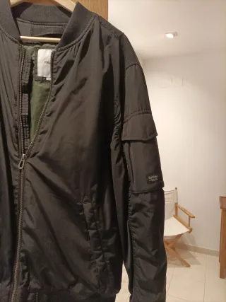 OCASIÓN.Cazadora Bomber Negra. Chico