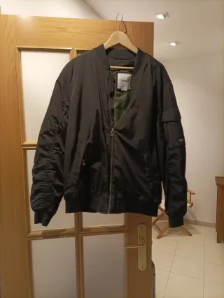OCASIÓN.Cazadora Bomber Negra. Chico