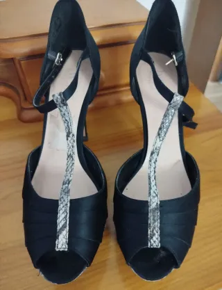 Zapatos de tacón negros y plateados