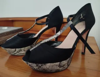 Zapatos de tacón negros y plateados