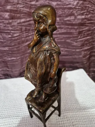 Escultura de bronce "Niña sobre Silla"