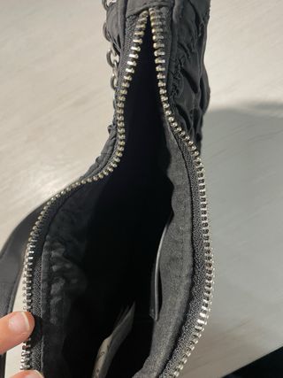 Bolso mano o de hombro negro con cadena colgando