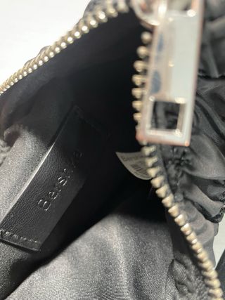 Bolso mano o de hombro negro con cadena colgando