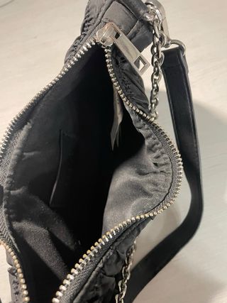 Bolso mano o de hombro negro con cadena colgando