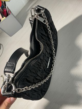 Bolso mano o de hombro negro con cadena colgando