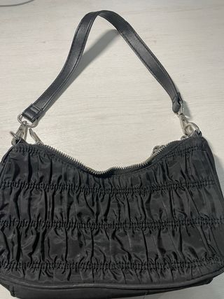 Bolso mano o de hombro negro con cadena colgando