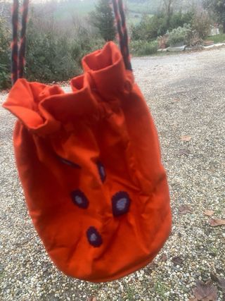 Sacchetto porta gioie arancione con fiori viola