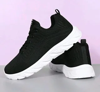 Zapatillas deportivas negras y blancas