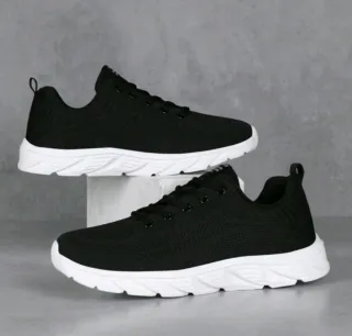 Zapatillas deportivas negras y blancas