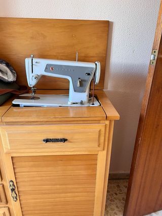 Máquina de coser Singer con mueble
