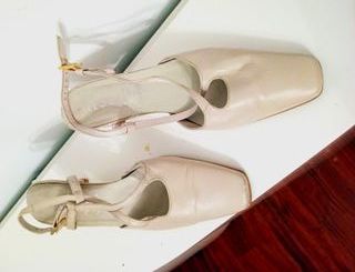 Zapatos de tacón beige