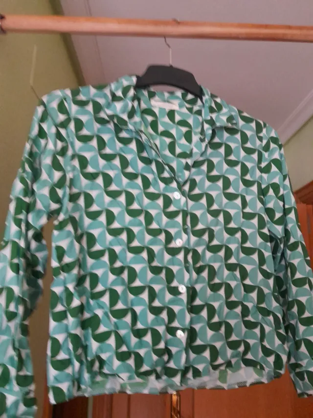 Blusa verde y turquesa estampada