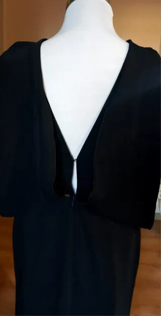 Vestido negro invitada evento fin de año