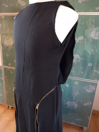 Vestido negro invitada evento fin de año