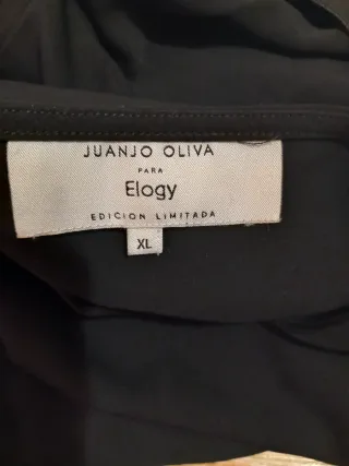 Vestido negro invitada evento fin de año