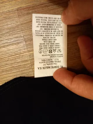 Vestido negro invitada evento fin de año