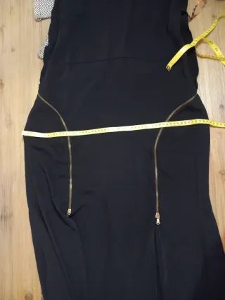 Vestido negro invitada evento fin de año