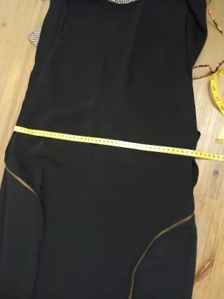 Vestido negro invitada evento fin de año