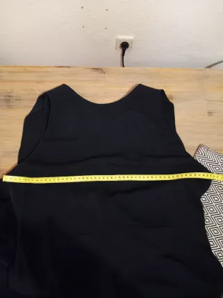 Vestido negro invitada evento fin de año