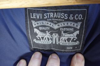 Abrigo Levi's azul con capucha