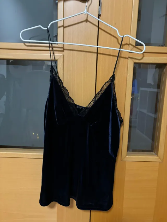 Top lencero azul marino con encaje