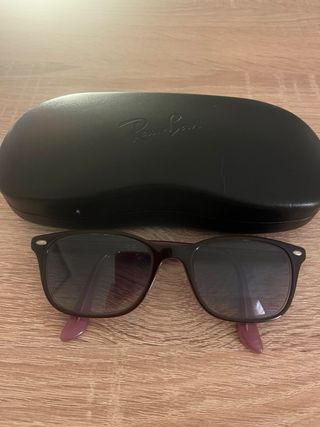 Gafas de sol “Ray-Ban”montura negra y lila