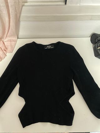 Camiseta Bershka negra con cortes laterales