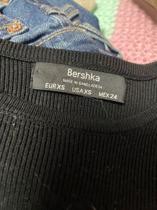 Camiseta Bershka negra con cortes laterales