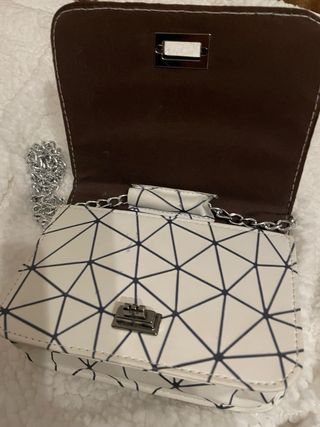 Bolso de mano geométrico blanco y plateado